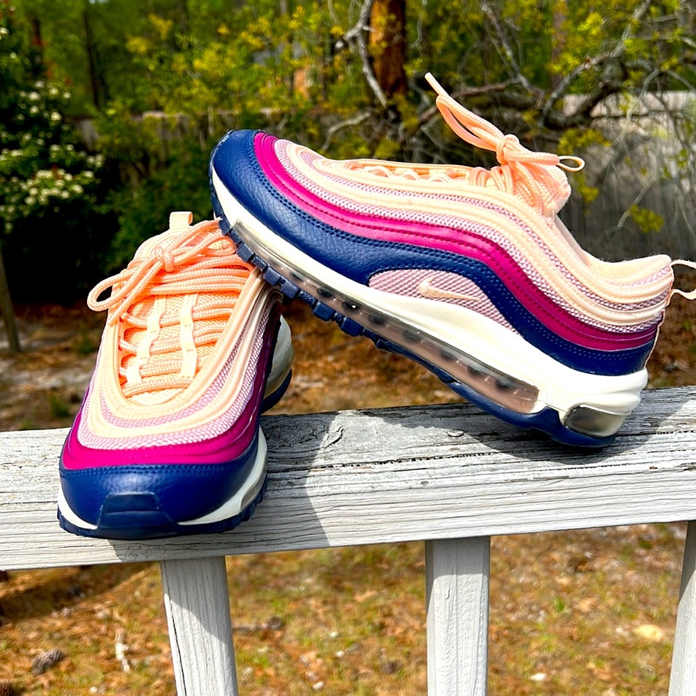 💜💙 Nike Air Max The color of the shoe is like a Peach/Blue/Plum/Beige bottom.